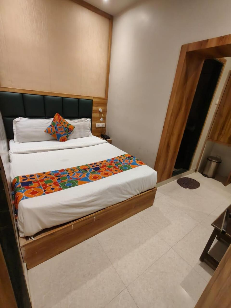 Hotel Sun City Near Saifee Hospital And Hn Reliance Hospital Bombaim Exterior foto