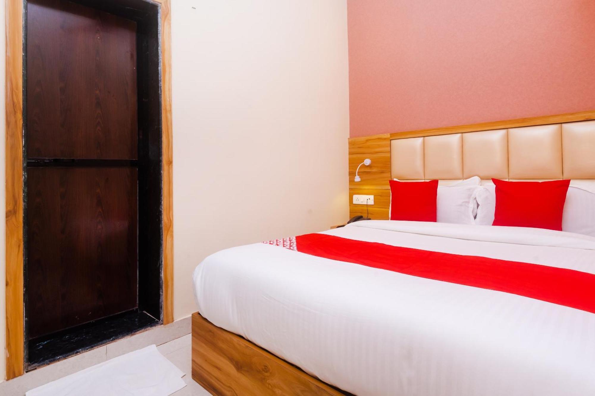 Hotel Sun City Near Saifee Hospital And Hn Reliance Hospital Bombaim Exterior foto